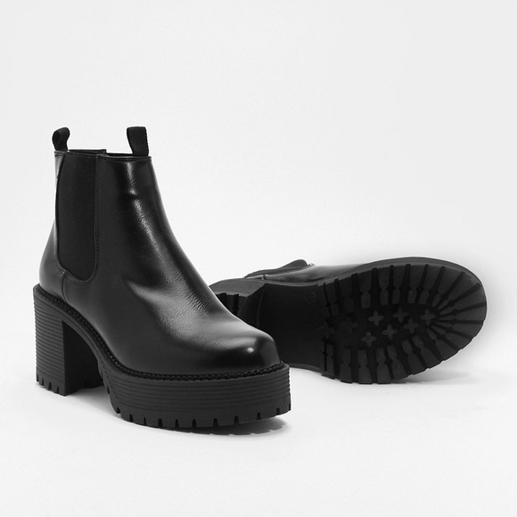 Shoes - (NEW) High Platform Chelsea Boots Black